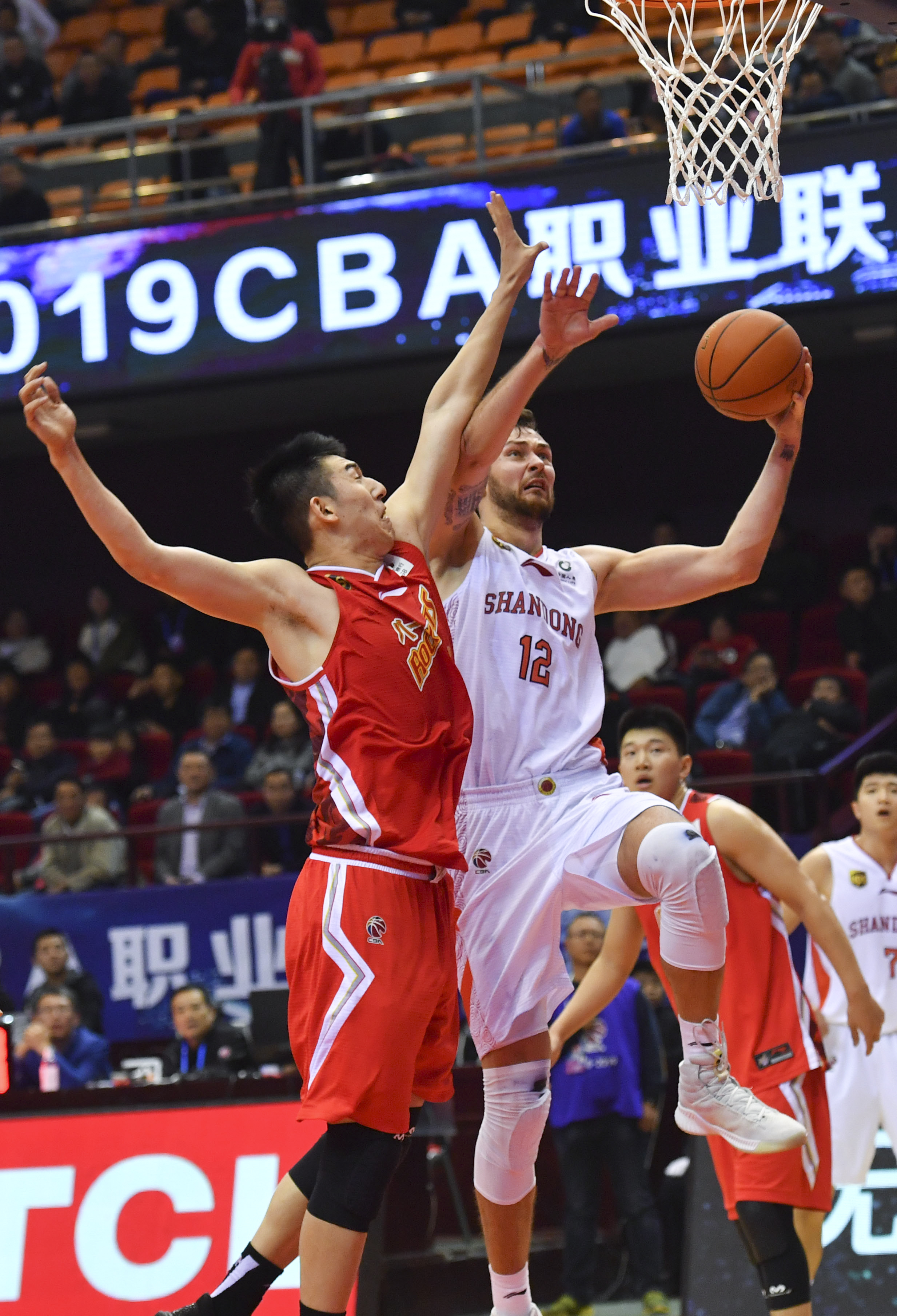 乔治娜晒在卡塔尔海边照片，蓝色紧身连衣裙尽显曼妙身姿（乔治娜晒卡塔尔海边美照，蓝色修身连衣裙彰显优雅曲线）