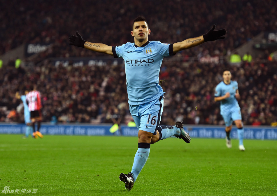 球队在客场打出稳定表现，士气高涨（客场表现稳健，士气正盛）