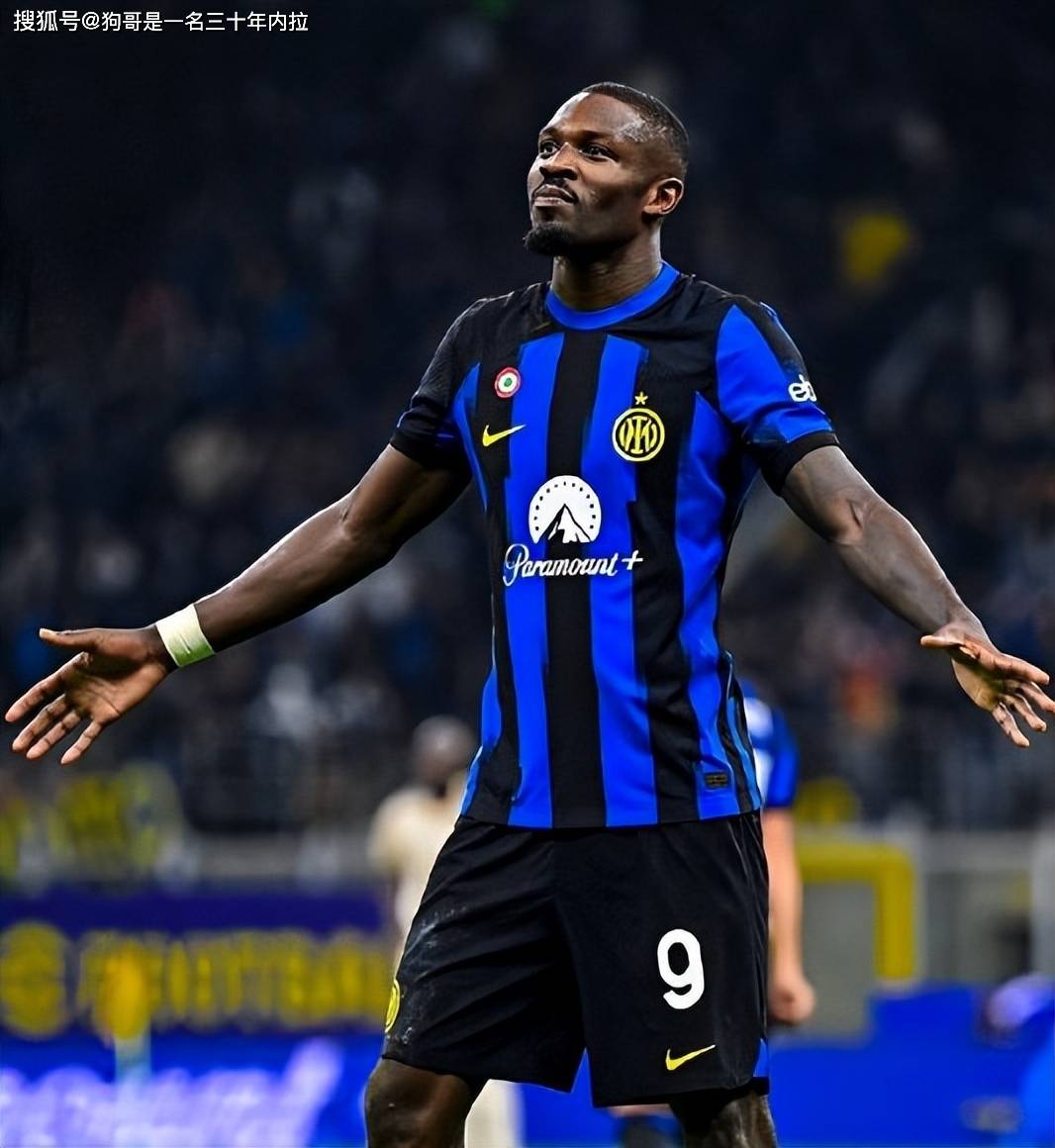 中场核心连续突破防守制造机会（中场大脑连续突击撕开防线造良机）