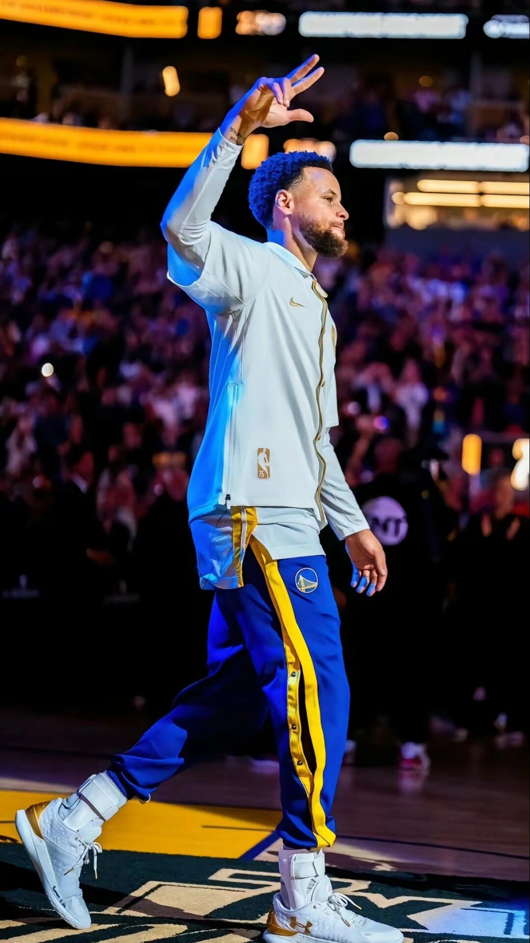 这雪有点大，欧冠赛前一名挪威记者在博德闪耀的球场边线处滑雪（欧冠赛前大雪纷飞，挪威记者在博德闪耀球场边线滑雪）