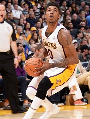 苏超冠军泰州队主教练莅临指导学校足球队员垫球运球技术！（苏超冠军泰州队主帅走进校园，亲授垫球与运球技巧）