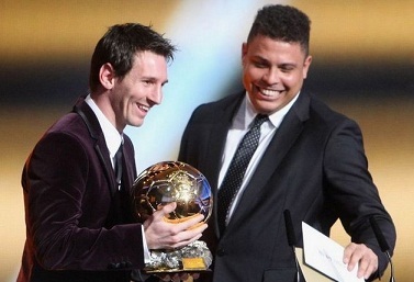 雪花飘飘北风萧萧，记者：世界杯抽签仪式场外下着大雪（大雪纷飞北风呼啸，世界杯抽签仪式场外寒风凛冽）