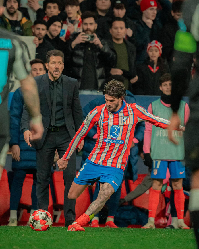 闪耀哥客场2-2战平多特，本赛季欧冠正赛仍一胜难求（客场2-2憾平多特，闪耀哥本季欧冠正赛依旧难求首胜）