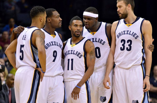 重返狼队？特劳雷或成救主！英超副班长向昔日功臣伸出橄榄枝（英超垫底队递橄榄枝，狼队旧将特劳雷或回归救火）